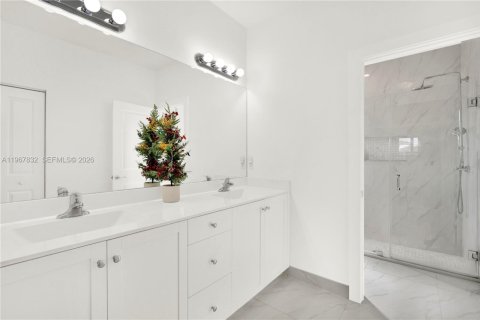 Villa ou maison à vendre à Miami, Floride: 5 chambres, 264.31 m2 № 2080461 - photo 29