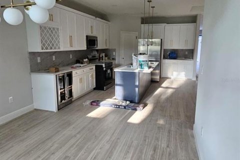 House in Tampa, Florida 4 bedrooms, 236.62 sq.m. № 2409030 - photo 6