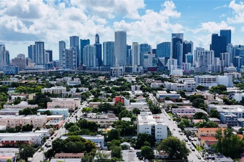 Casa en alquiler en Miami, Florida, 4 dormitorios, 431.16 m2 № 1946110 - foto 3