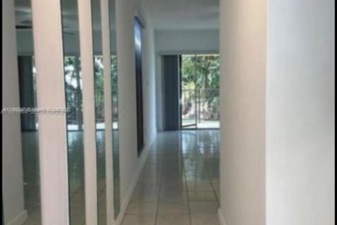 Apartamento en alquiler en Miami, Florida, 2 dormitorios, 110.93 m2 № 1987859 - foto 2
