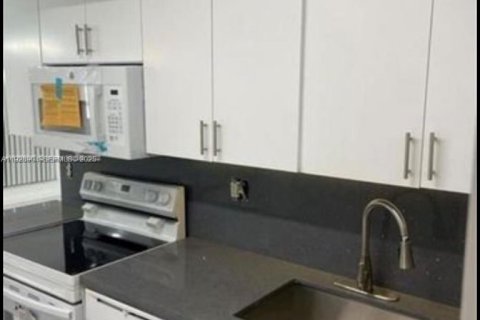 Apartamento en alquiler en Miami, Florida, 2 dormitorios, 110.93 m2 № 1987859 - foto 7