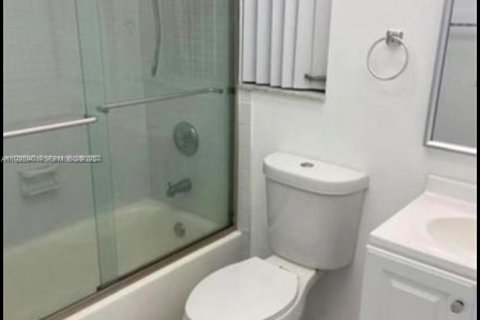 Apartamento en alquiler en Miami, Florida, 2 dormitorios, 110.93 m2 № 1987859 - foto 4