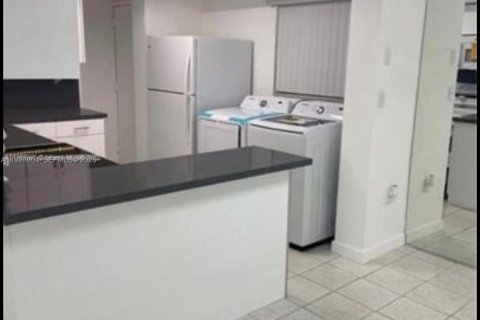 Apartamento en alquiler en Miami, Florida, 2 dormitorios, 110.93 m2 № 1987859 - foto 3