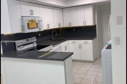 Apartamento en alquiler en Miami, Florida, 2 dormitorios, 110.93 m2 № 1987859 - foto 5