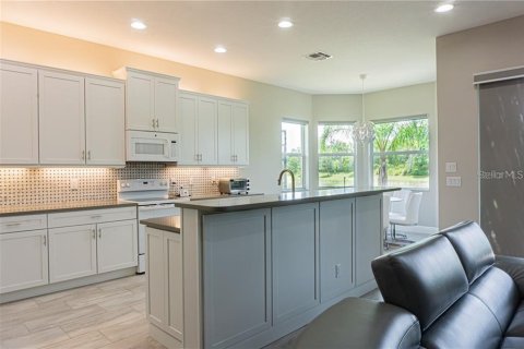 House in Wimauma, Florida 4 bedrooms, 229.47 sq.m. № 2230275 - photo 12