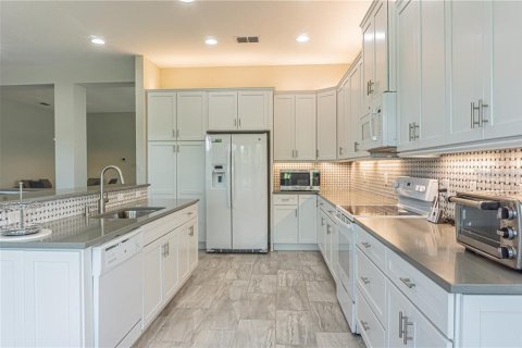 House in Wimauma, Florida 4 bedrooms, 229.47 sq.m. № 2230275 - photo 13