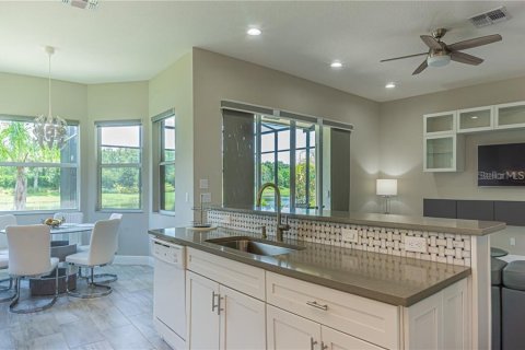 House in Wimauma, Florida 4 bedrooms, 229.47 sq.m. № 2230275 - photo 14