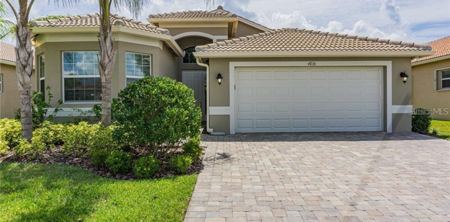 House in Wimauma, Florida 4 bedrooms, 229.47 sq.m. № 2230275