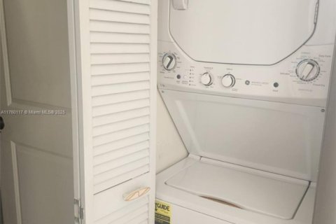 Купить виллу или дом в Холливуд, Флорида 2 спальни, 92.9м2, № 1985350 - фото 1