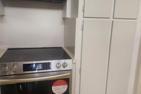 Купить виллу или дом в Холливуд, Флорида 2 спальни, 92.9м2, № 1985350 - фото 13