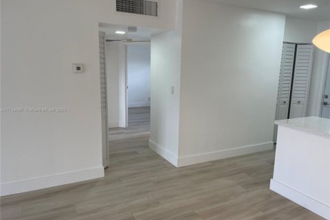 Condo in Lauderdale Lakes, Florida, 2 bedrooms  № 1489821 - photo 13