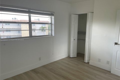 Condo in Lauderdale Lakes, Florida, 2 bedrooms  № 1489821 - photo 24