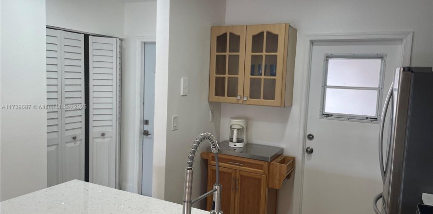 Condo in Lauderdale Lakes, Florida, 2 bedrooms  № 1489821