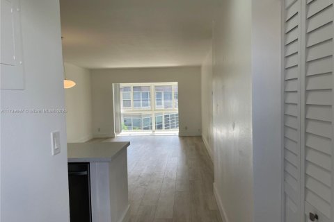 Condo in Lauderdale Lakes, Florida, 2 bedrooms  № 1489821 - photo 7