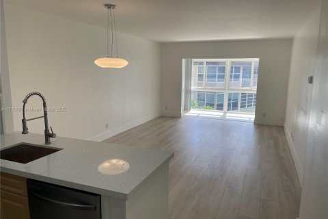 Condo in Lauderdale Lakes, Florida, 2 bedrooms  № 1489821 - photo 6