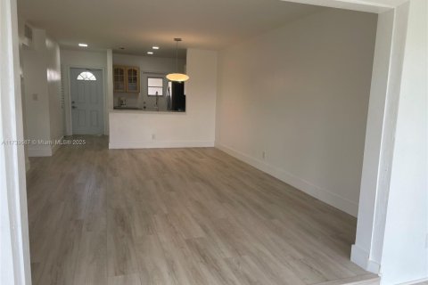 Condo in Lauderdale Lakes, Florida, 2 bedrooms  № 1489821 - photo 11