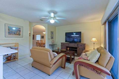 Casa en venta en Miami, Florida, 3 dormitorios, 151.8 m2 № 1935180 - foto 10