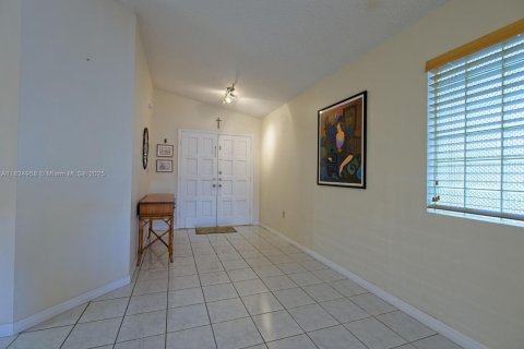 Casa en venta en Miami, Florida, 3 dormitorios, 151.8 m2 № 1935180 - foto 2
