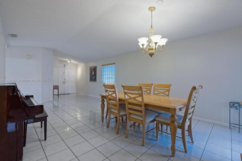 Casa en venta en Miami, Florida, 3 dormitorios, 151.8 m2 № 1935180 - foto 5