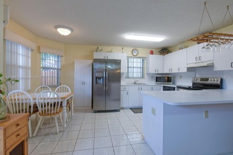 Casa en venta en Miami, Florida, 3 dormitorios, 151.8 m2 № 1935180 - foto 7