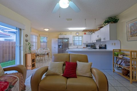 Casa en venta en Miami, Florida, 3 dormitorios, 151.8 m2 № 1935180 - foto 11