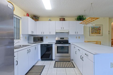 Casa en venta en Miami, Florida, 3 dormitorios, 151.8 m2 № 1935180 - foto 9
