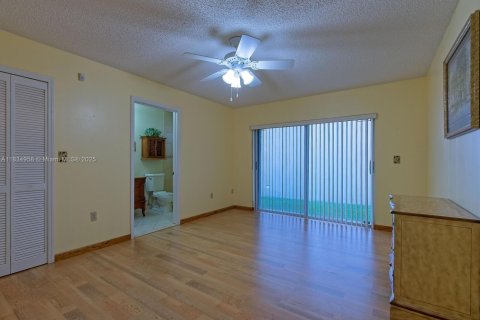 Casa en venta en Miami, Florida, 3 dormitorios, 151.8 m2 № 1935180 - foto 12