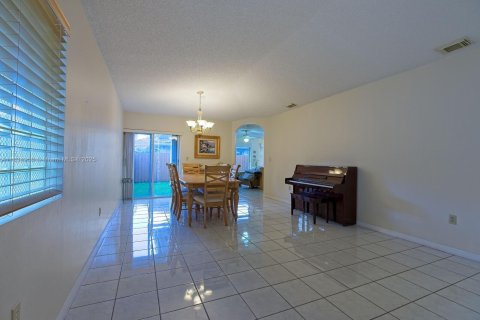 Casa en venta en Miami, Florida, 3 dormitorios, 151.8 m2 № 1935180 - foto 4