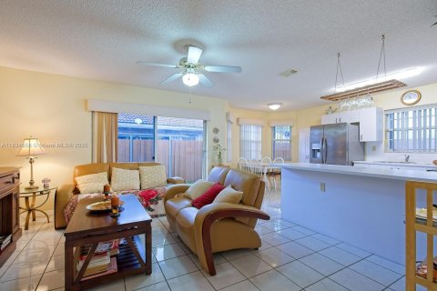 Casa en venta en Miami, Florida, 3 dormitorios, 151.8 m2 № 1935180 - foto 8