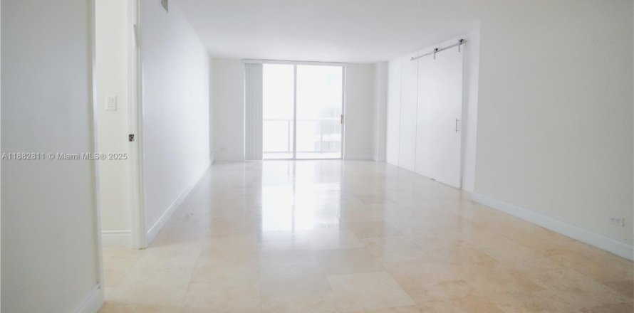 Condominio en Miami Beach, Florida, 2 dormitorios  № 1931778