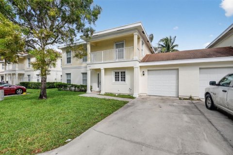 Снять в аренду таунхаус в Уэст-Палм-Бич, Флорида 4 спальни, 166.3м2, № 1954674 - фото 2