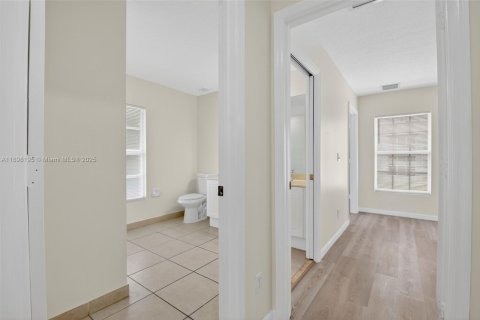 Снять в аренду таунхаус в Уэст-Палм-Бич, Флорида 4 спальни, 166.3м2, № 1954674 - фото 25