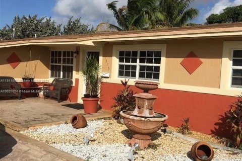 Купить виллу или дом в Майами-Гарденс, Флорида 3 спальни, 147.71м2, № 1967339 - фото 1