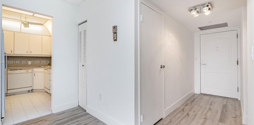 Кондоминиум с 1 спальней в Авентура, Флорида № 2024019