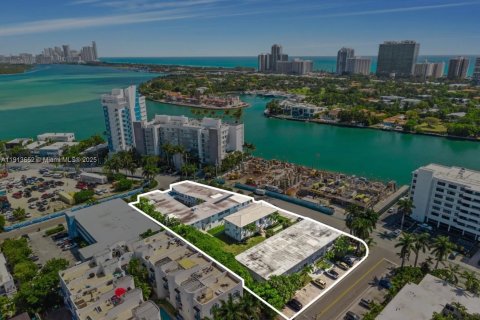 Купить таунхаус в Бей-Харбор-Айлендс, Флорида 4 спальни, 1973.43м2, № 1969841 - фото 11