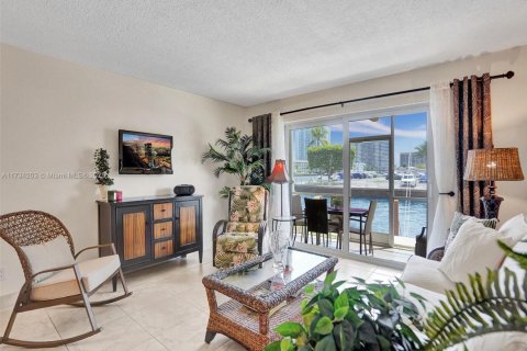 Condo in Hallandale Beach, Florida, 1 bedroom  № 1709561 - photo 22