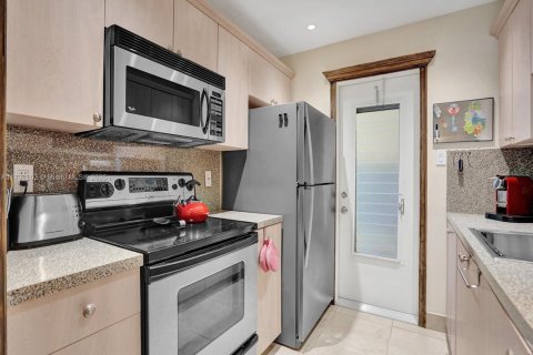 Condo in Hallandale Beach, Florida, 1 bedroom  № 1709561 - photo 16