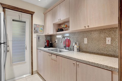 Condo in Hallandale Beach, Florida, 1 bedroom  № 1709561 - photo 14