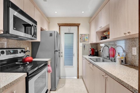Condo in Hallandale Beach, Florida, 1 bedroom  № 1709561 - photo 15