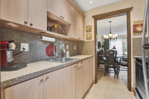 Condo in Hallandale Beach, Florida, 1 bedroom  № 1709561 - photo 17