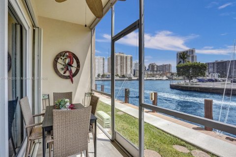 Condo in Hallandale Beach, Florida, 1 bedroom  № 1709561 - photo 2