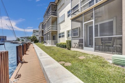 Condo in Hallandale Beach, Florida, 1 bedroom  № 1709561 - photo 29