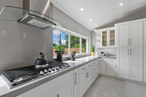 House in Lake Clarke Shores, Florida 4 bedrooms, 241.17 sq.m. № 2350641 - photo 15