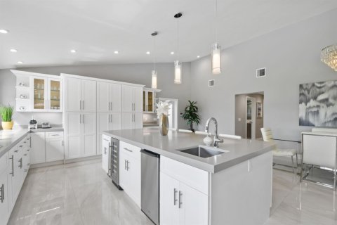 House in Lake Clarke Shores, Florida 4 bedrooms, 241.17 sq.m. № 2350641 - photo 13