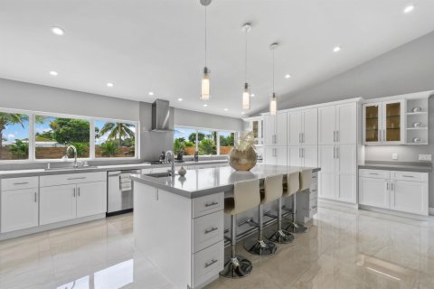 House in Lake Clarke Shores, Florida 4 bedrooms, 241.17 sq.m. № 2350641 - photo 9