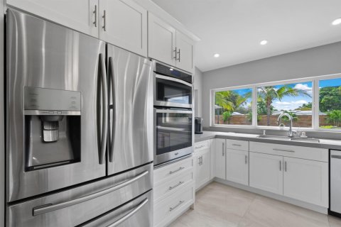 House in Lake Clarke Shores, Florida 4 bedrooms, 241.17 sq.m. № 2350641 - photo 12
