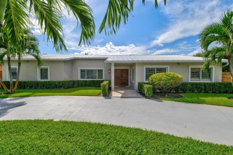 House in Lake Clarke Shores, Florida 4 bedrooms, 241.17 sq.m. № 2350641 - photo 2