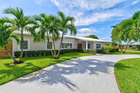 House in Lake Clarke Shores, Florida 4 bedrooms, 241.17 sq.m. № 2350641