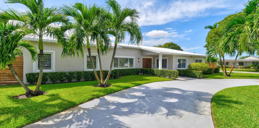 House in Lake Clarke Shores, Florida 4 bedrooms, 241.17 sq.m. № 2350641