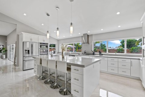 House in Lake Clarke Shores, Florida 4 bedrooms, 241.17 sq.m. № 2350641 - photo 10